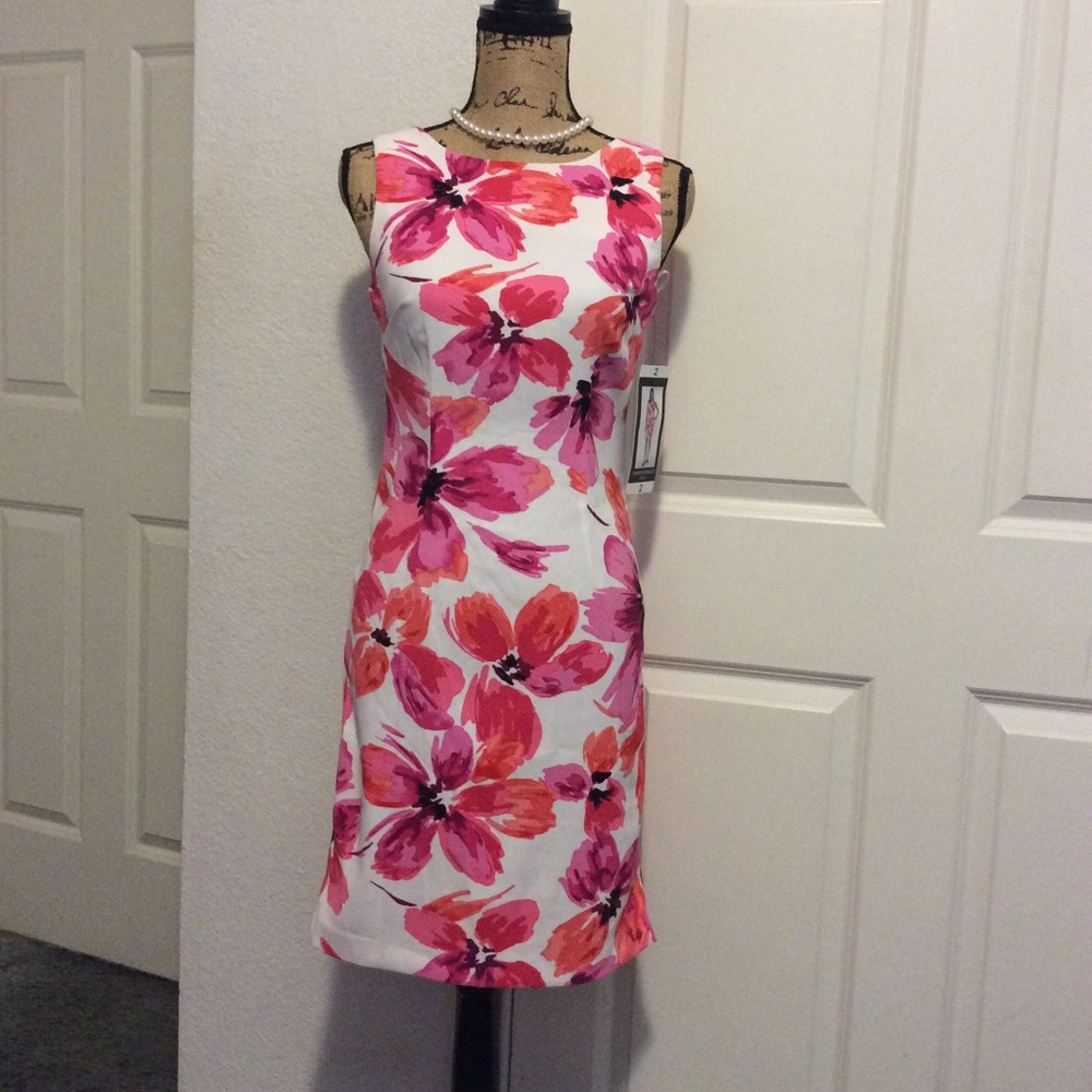 NEW.   Pretty floral dress